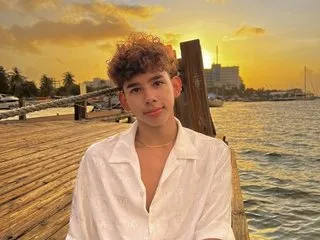 andrewcute18's Thumb Image