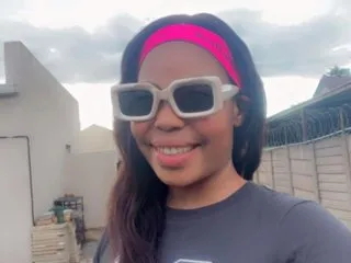LongPussyLipsxxx – webcam model profile photo