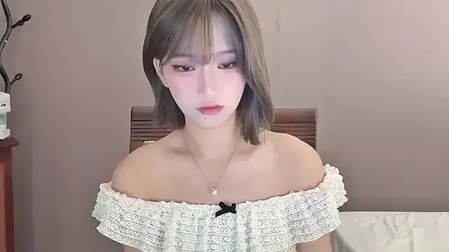 LuxeLou – webcam model profile photo Image 19