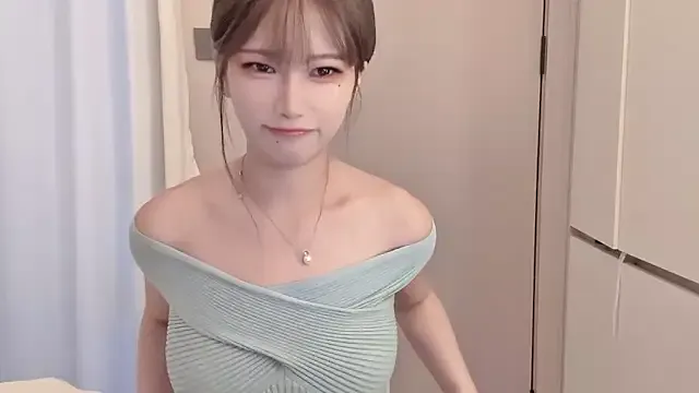 LuxeLou – webcam model profile photo Image 6