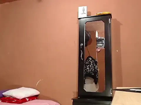 _Abril-Office1 – webcam model profile photo Image 4