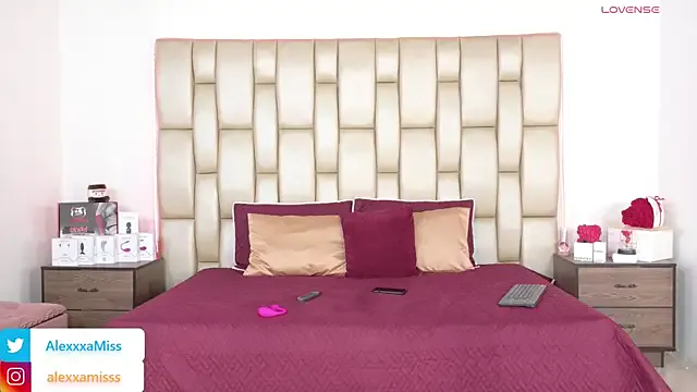 LucieWillis – webcam model profile photo Image 9