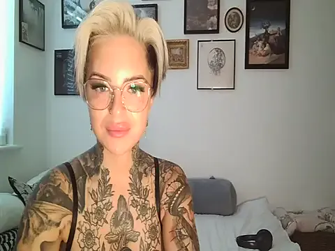 CintiaHolms – webcam model profile photo Image 4