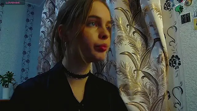 LeyaKan – webcam model profile photo Image 2