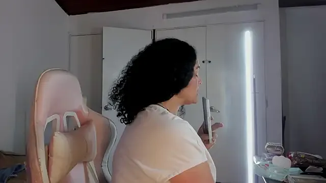 LucianaCas – webcam model profile photo Image 10