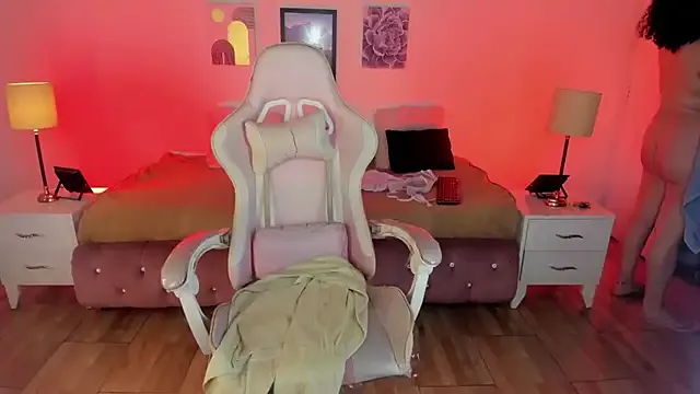 LucianaCas – webcam model profile photo Image 2