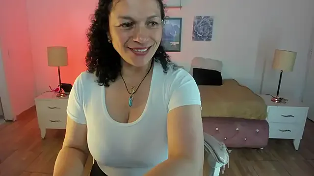 LucianaCas – webcam model profile photo Image 9