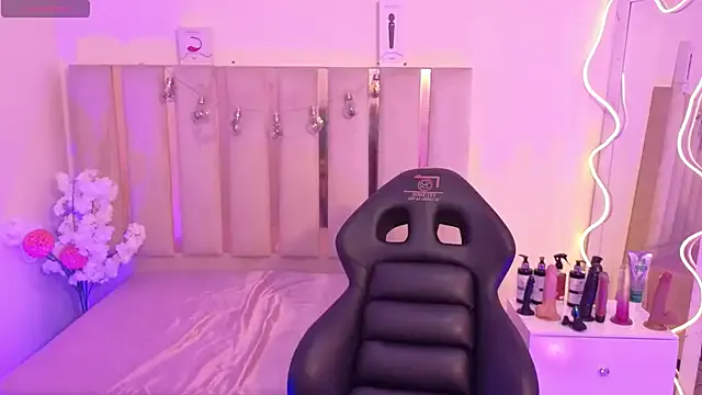 AnyaArai – webcam model profile photo Image 11