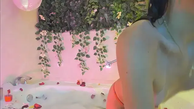 xxxCRYSTALLKe – webcam model profile photo Image 15