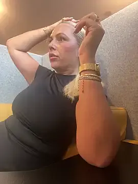 AmyRosi – webcam model profile photo Image 4