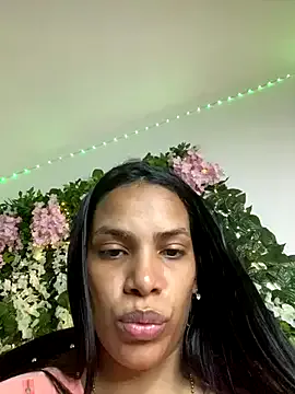Yasmini – webcam model profile photo Image 3