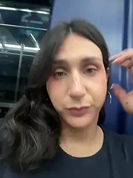 AmelieLaurent_ – webcam model profile photo Image 13