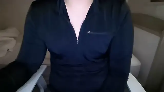 emma_clarke18 – webcam model profile photo Image 2