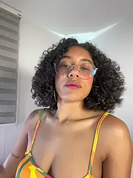 Heyjezelle – webcam model profile photo Image 3