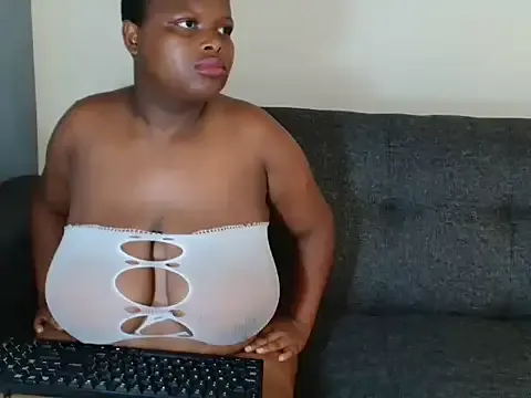 JadeRoux – webcam model profile photo Image 3