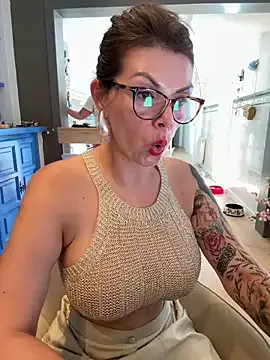 LeaDoyle – webcam model profile photo Image 2