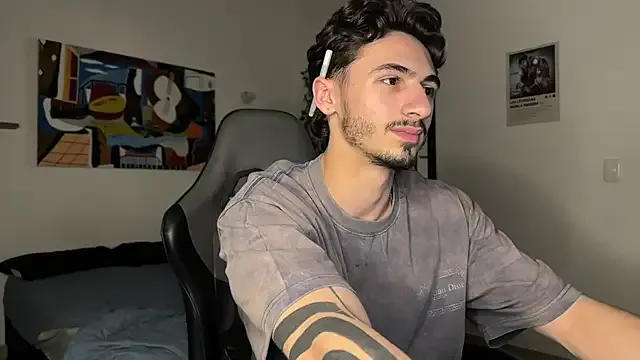 LT-333 – webcam model profile photo Image 5