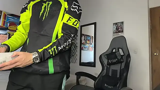 LT-333 – webcam model profile photo Image 6