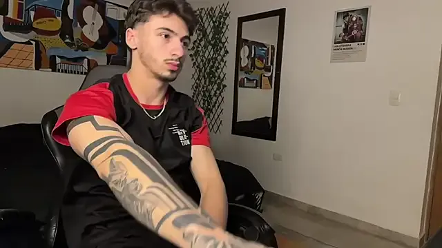 LT-333 – webcam model profile photo Image 9