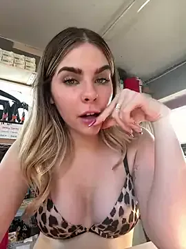 SellyaHous – webcam model profile photo Image 2