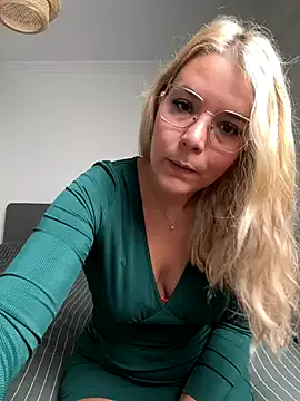 hesttia – webcam model profile photo Image 16