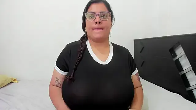Yasmini – webcam model profile photo Image 17