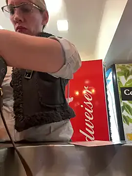 B_H_C – webcam model profile photo Image 13