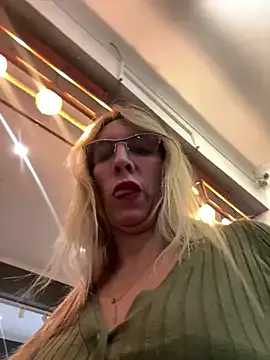 B_H_C – webcam model profile photo Image 14