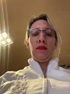 B_H_C – webcam model profile photo Image 5