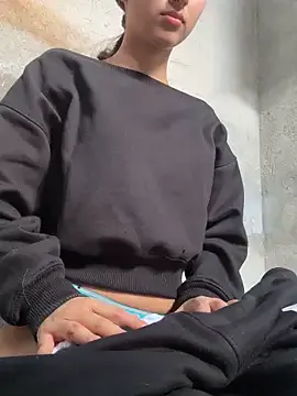 karolineneuer_ – webcam model profile photo Image 9