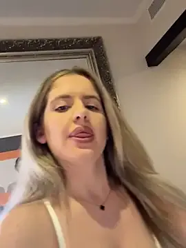 CourtnieMilf – webcam model profile photo Image 13