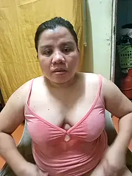 LeyaKan – webcam model profile photo Image 2