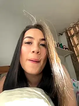 MonserrateGill – webcam model profile photo Image 17