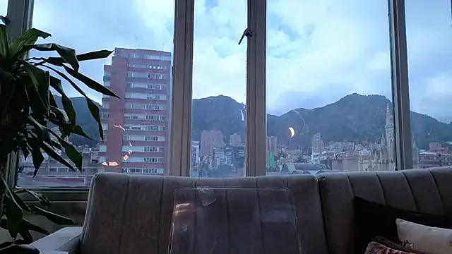 MonserrateGill – webcam model profile photo Image 6