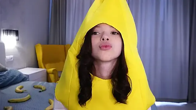 LeyaKan – webcam model profile photo Image 2