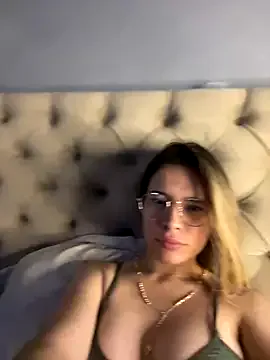 KatieLenore – webcam model profile photo Image 9