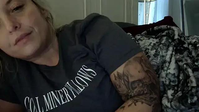 CourtneyLynn – webcam model profile photo Image 2