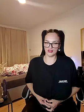 LouannaHart – webcam model profile photo Image 12