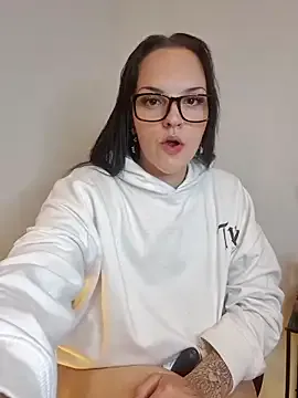 LouannaHart – webcam model profile photo Image 3