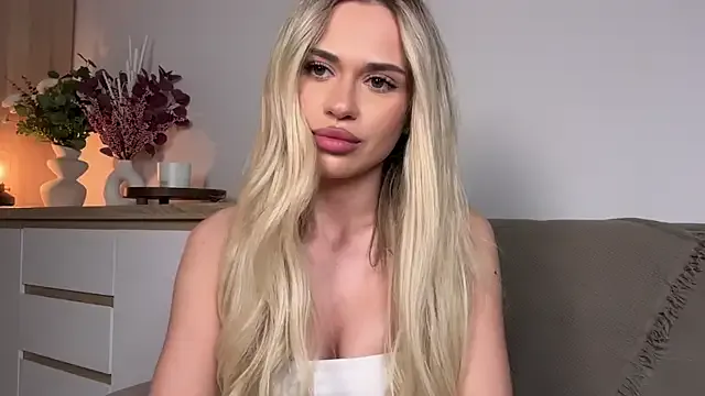 EloisMontclair – webcam model profile photo Image 14