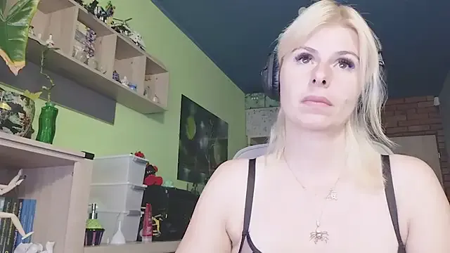 JoiDivision – webcam model profile photo Image 4