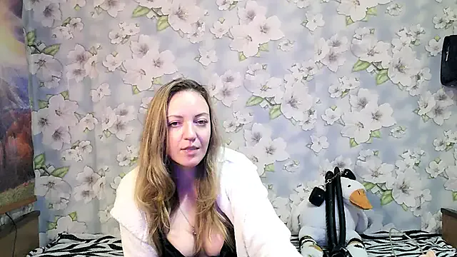 LT-333 – webcam model profile photo Image 18