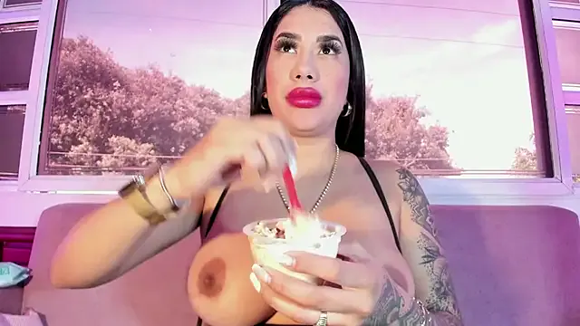 BustyRea – webcam model profile photo Image 4