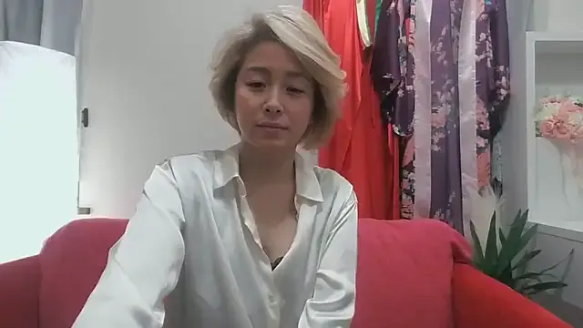 KYALOx1 – webcam model profile photo Image 2