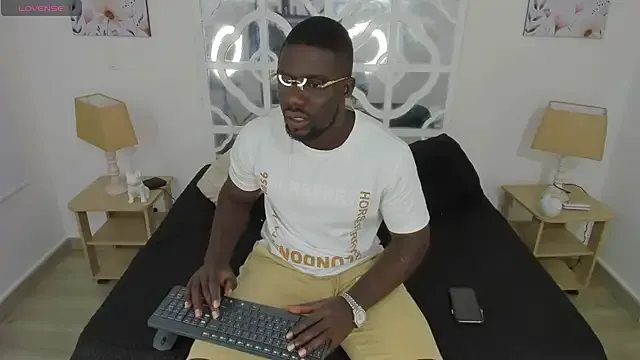 AfroditaExotic – webcam model profile photo Image 3