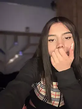 Laura-Khalifa Image 6
