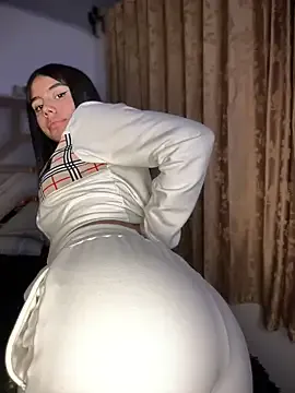 Laura-Khalifa Image 7