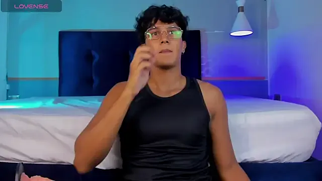 camille-w – webcam model profile photo Image 4