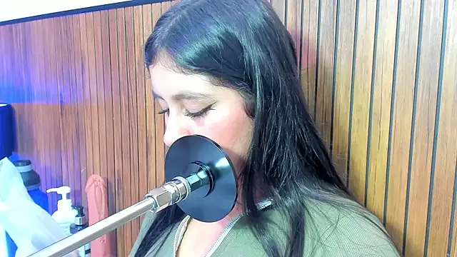 lola_clit Image 2