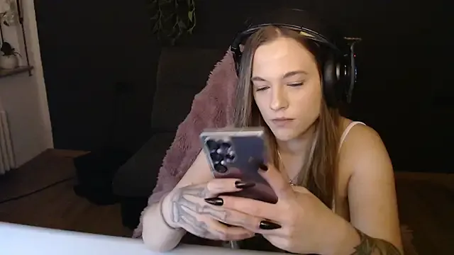 helenamoeller – webcam model profile photo Image 2